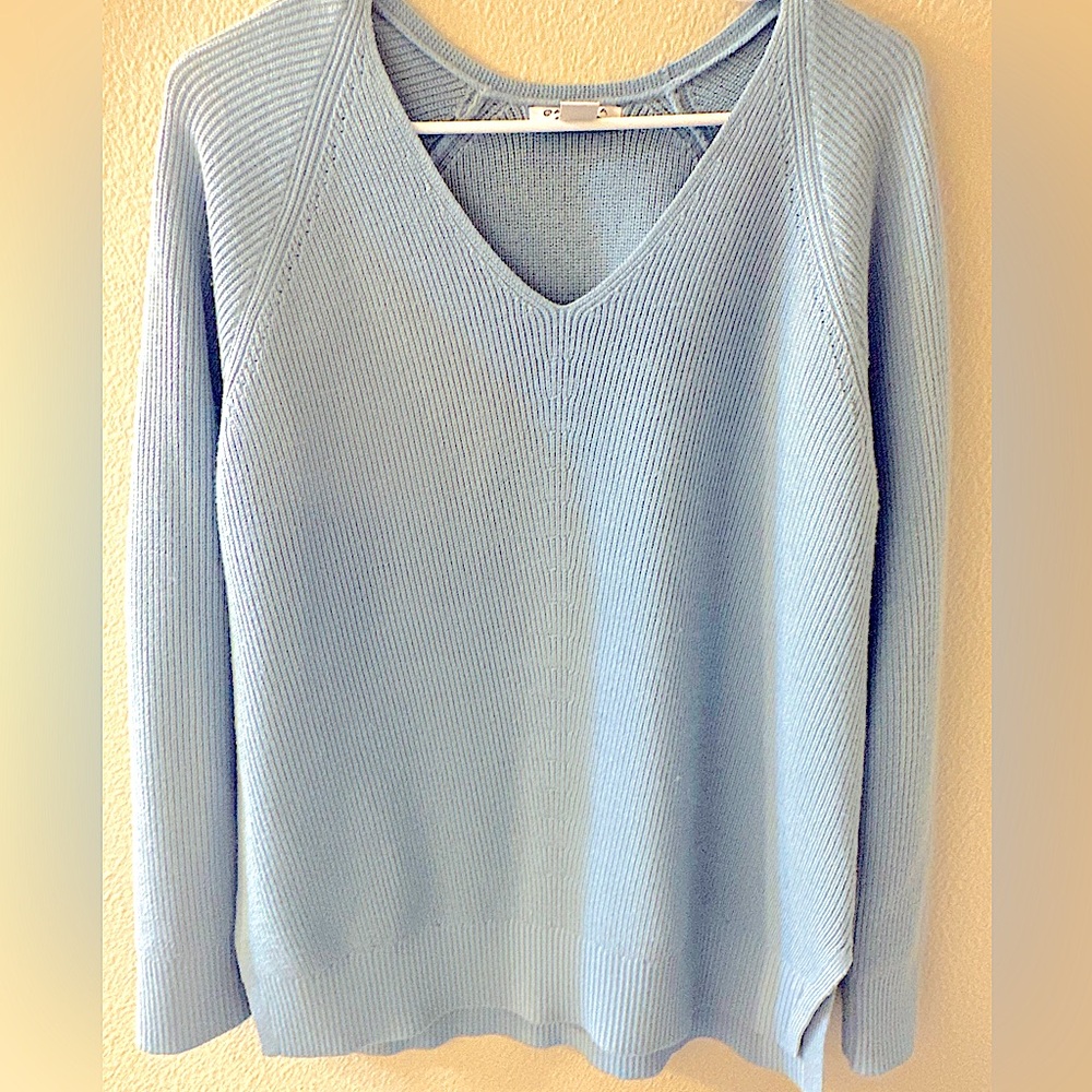 ATHLETA Hanover Refined Light Blue V-Neck Sweater Size Medium Wool Blend